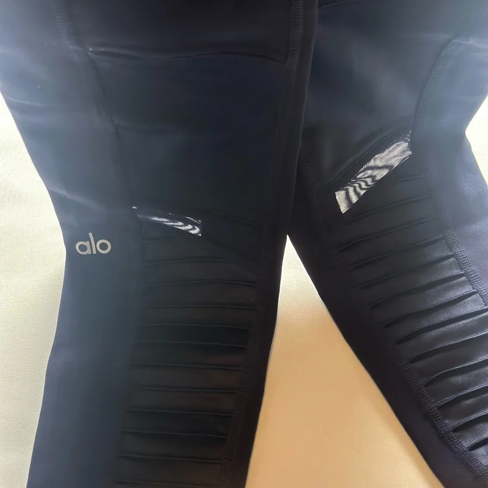 ALO navy low rise leggings. Size small